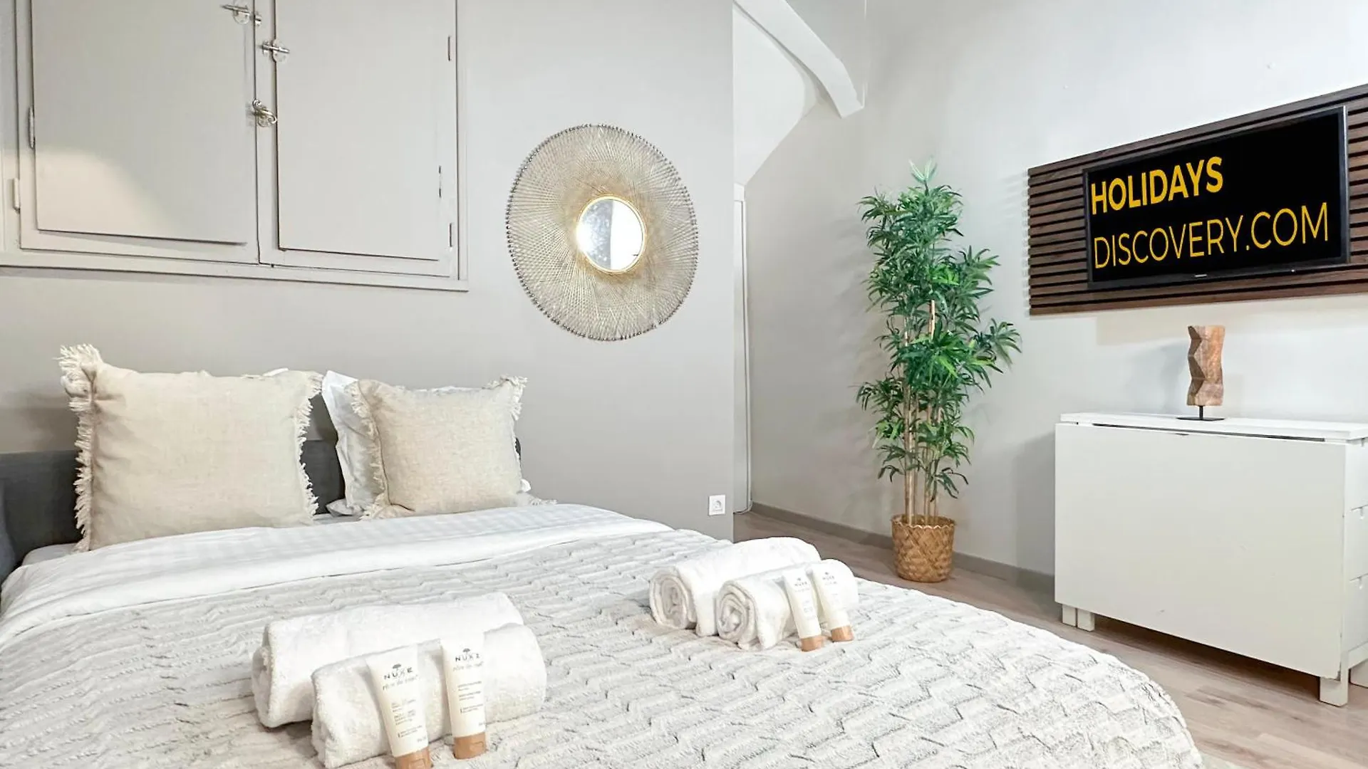 Chic Louvre Apartment